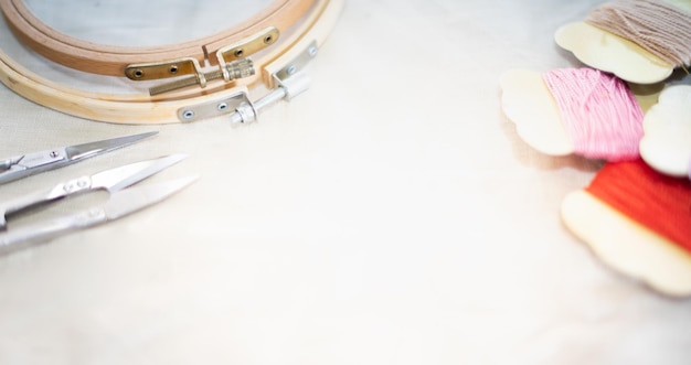 atelier de broderie cu lumină caldă